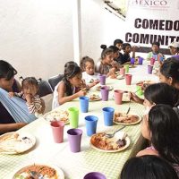 bebe-agua-limpia-comedor-comunitario