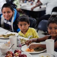 niños-tomando-agua-limpia